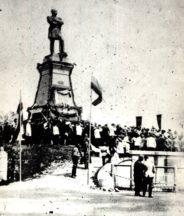 старый памятник
