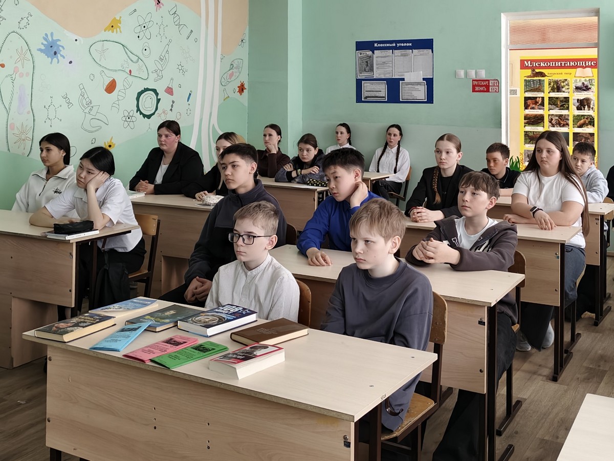 Человек открывает 1