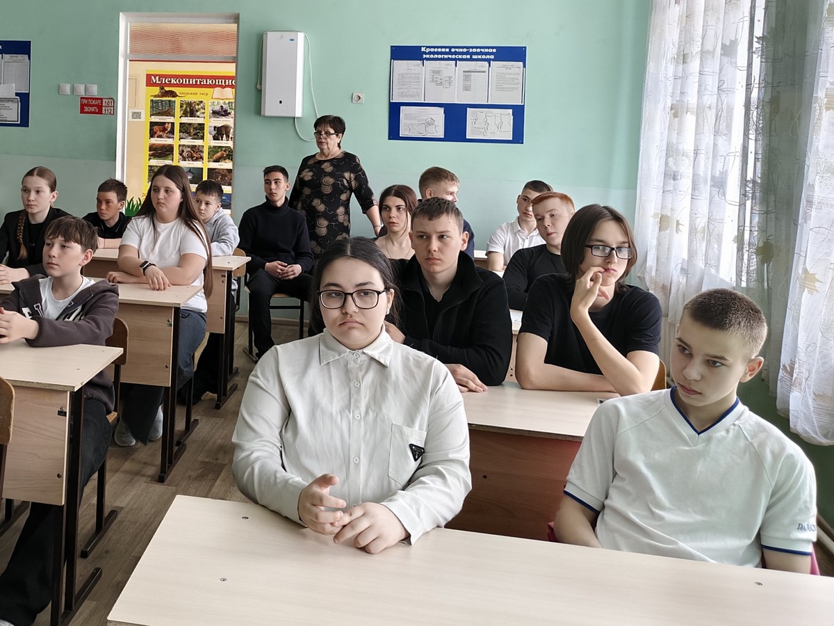 Человек открывает 2