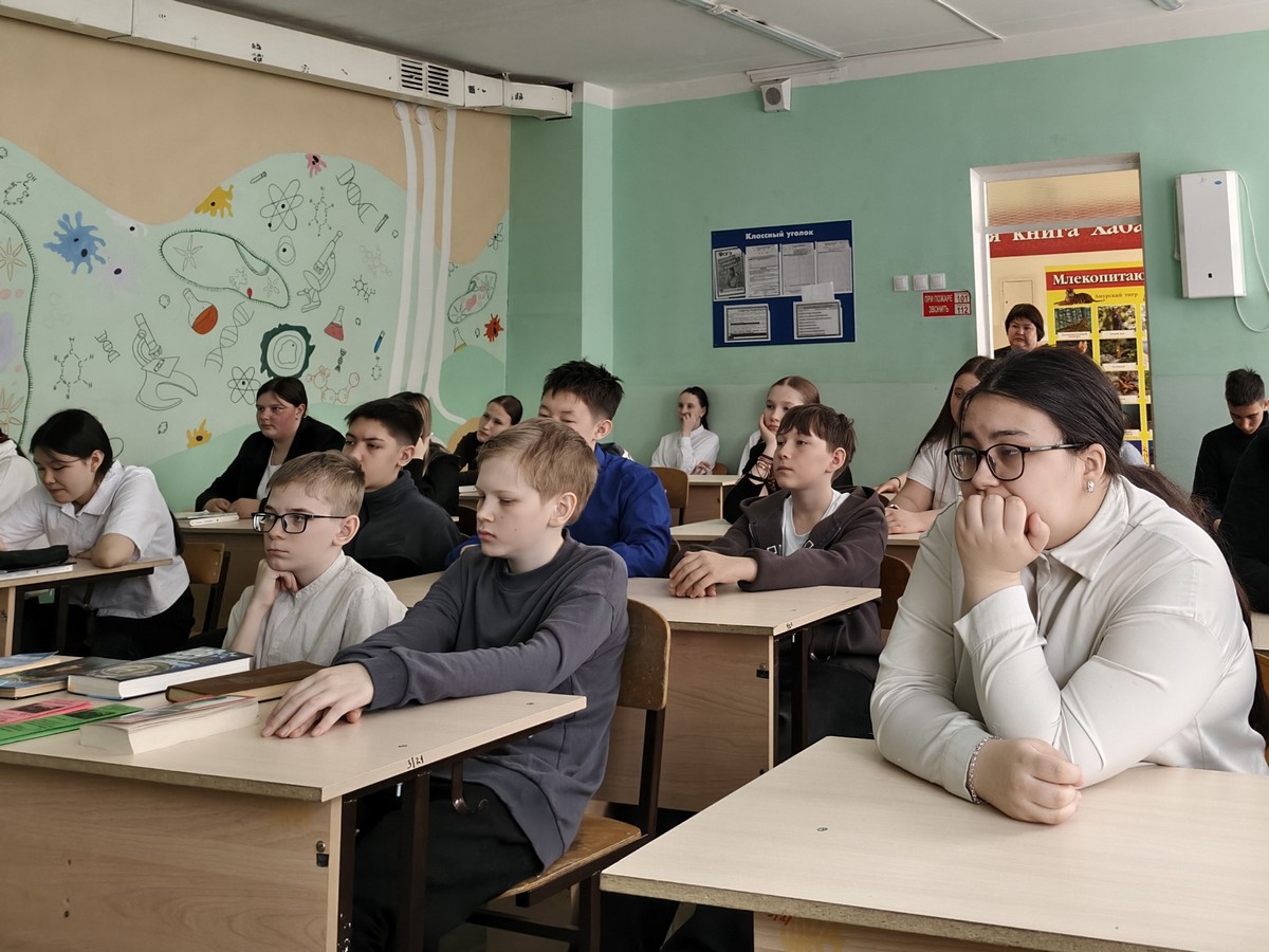 Человек открывает 3