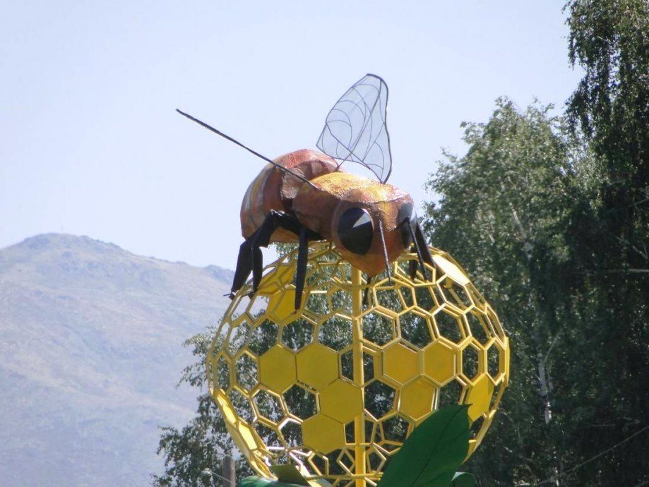 Памятник пчеле в Казахстане