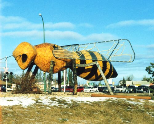 Памятник пчеле в Канаде в г. Тисдейл