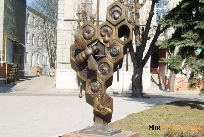 Памятник пчелам в Польше